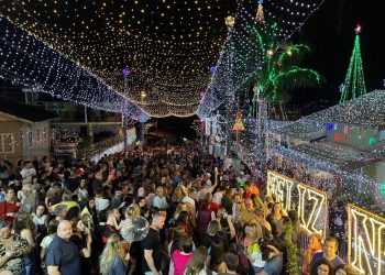 Família decora casa com 880 mil lâmpadas para o Natal em SC; Montagem foi iniciada em agosto