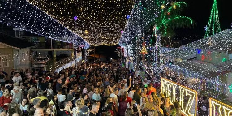 Família decora casa com 880 mil lâmpadas para o Natal em SC; Montagem foi iniciada em agosto