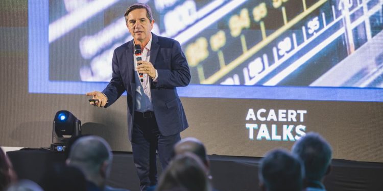 Milton Jung aponta rádio como veículo essencial e ressalta papel dos comunicadores para “transformar informação em inspiração” no Acaert Talks