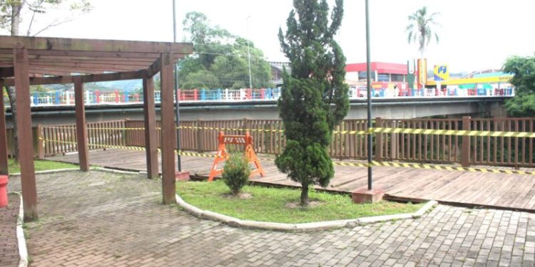 Deque da Praça Benjamin Duarte é interditado em São João Batista