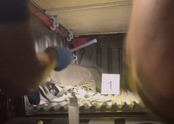 Polícia Civil realizou perícia no veículo utilizado pra carregar o corpo da vítima de homicídio no Krequer