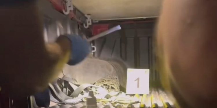 Polícia Civil realizou perícia no veículo utilizado pra carregar o corpo da vítima de homicídio no Krequer