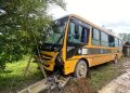 Motorista de ônibus escolar fica ferido após colidir em poste