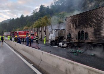 Bombeiros Militar atende incêndio em caminhão na BR-101