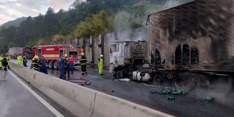 Bombeiros Militar atende incêndio em caminhão na BR-101