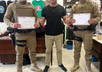 Policiais de São João Batista recebem moção honrosa por ato heroico