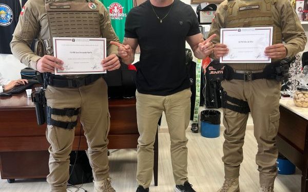 Policiais de São João Batista recebem moção honrosa por ato heroico