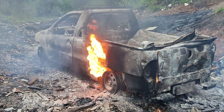 Carro encontrado em chamas no bairro Monte Alegre em Camboriú