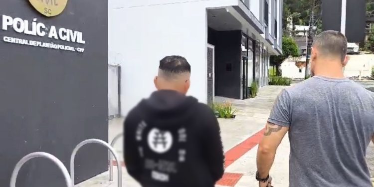 Delegacia de Capturas cumpre mandado de prisão temporária contra treinador de jiu jitsu por pedofilia em Balneário Camboriú