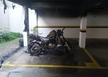 Bombeiro atende incêndio em garagem de prédio, com vítima, na região continental de Florianópolis