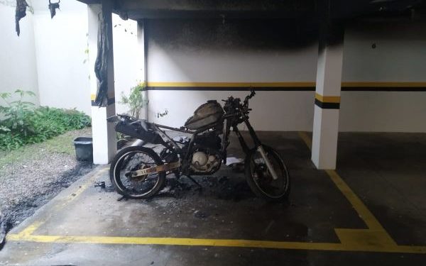 Bombeiro atende incêndio em garagem de prédio, com vítima, na região continental de Florianópolis