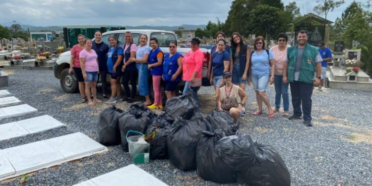 Ações contra a dengue são realizadas no Cemitério Municipal de Canelinha