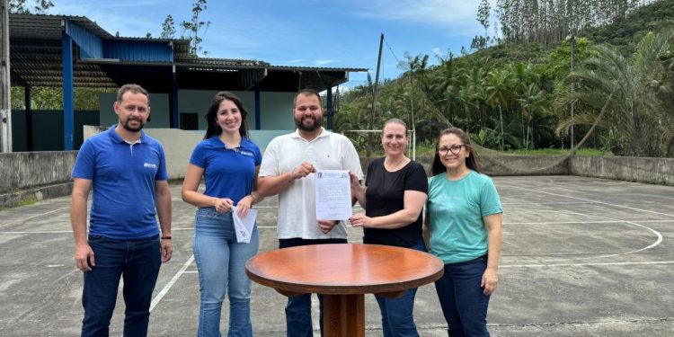 Nova Trento assina Ordem de Serviço para a execução da quadra de esportes da Escola Padre José da Poian