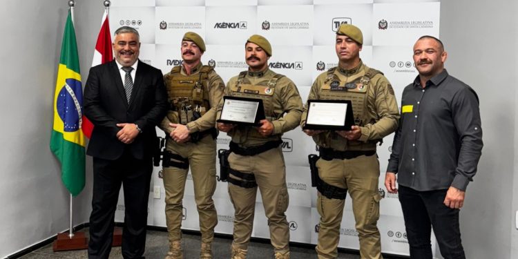 Policiais de Canelinha recebem Moção de Aplausos da ALESC por salvamento