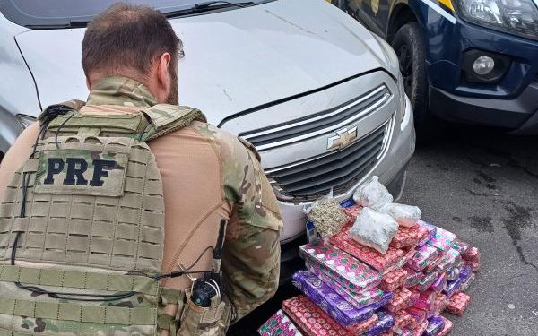 PRF apreende 44 kg de drogas e detém dupla em carro roubado com placas falsas