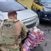 PRF apreende 44 kg de drogas e detém dupla em carro roubado com placas falsas