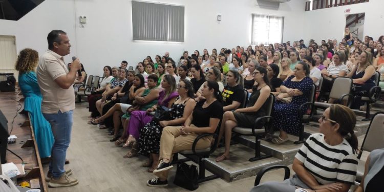 Secretaria de Educação de São João Batista realiza reunião de planejamento com profissionais das creches municipais