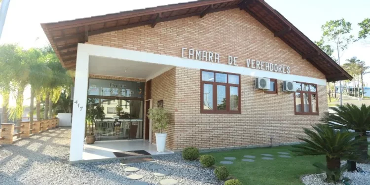 Pai do prefeito de Canelinha é nomeado assessor jurídico da Câmara de Vereadores