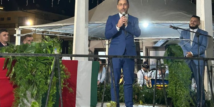 Max Oliveira toma posse em Nova Trento