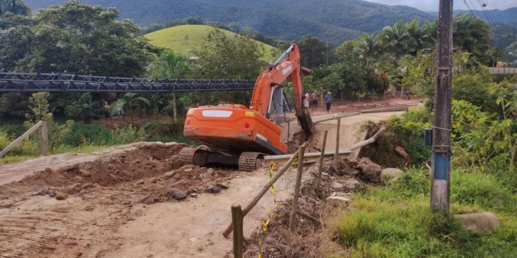 Ordem de serviço para viabilizar implantação de nova ponte no bairro Fernandes é assinada