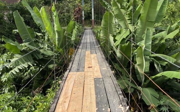 Após reparos, travessia sobre ponte pênsil na Tajuba I é novamente liberada