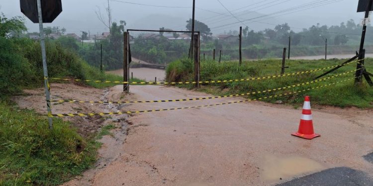 Trânsito sobre ponte provisória da Colônia Nova Itália é temporariamente suspenso