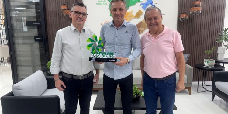 Sicredi Vale Litoral SC comemora marca de 100 mil associados