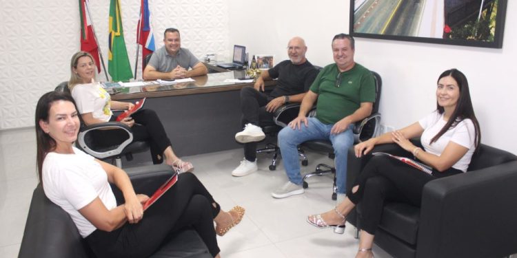 Prefeitura e Sincasjb discutem parcerias para o desenvolvimento econômico de São João Batista