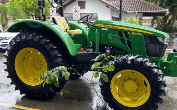 Secretaria de Agricultura e Meio Ambiente de Nova Trento recebe novo trator