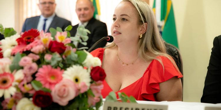 Viviane da Silva Batisti se torna a primeira mulher a presidir o Legislativo de Major Gercino