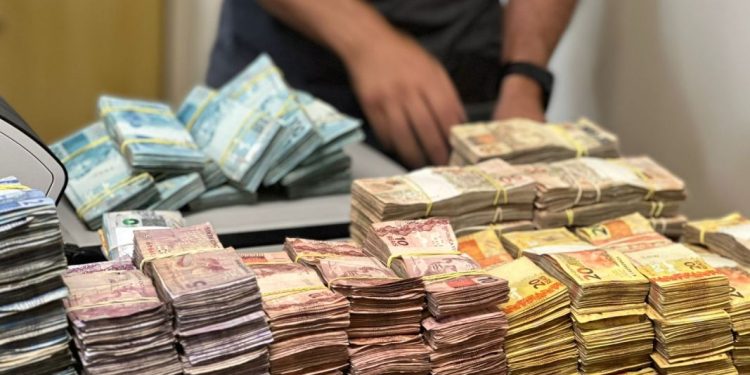 R$ 417 mil sem comprovação de origem são encontrados escondidos em painel de carro na BR-101