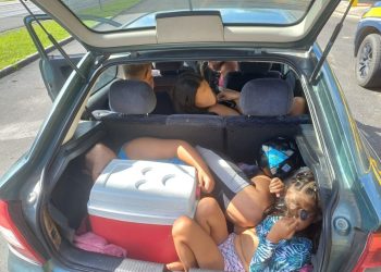 Entre sacolas e uma caixa térmica, crianças eram transportadas em porta-malas de carro parado pela PRF