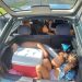 Entre sacolas e uma caixa térmica, crianças eram transportadas em porta-malas de carro parado pela PRF