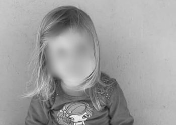 Menina de 4 anos morre após ser esfaqueada pela irmã de 22 anos