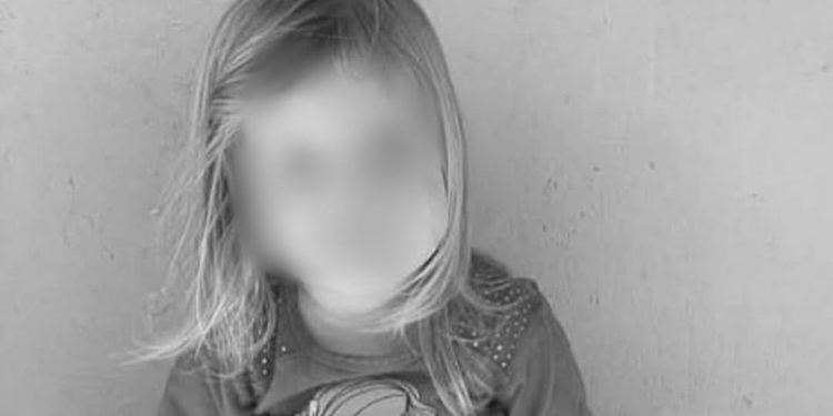 Menina de 4 anos morre após ser esfaqueada pela irmã de 22 anos