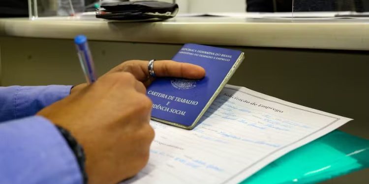 Desemprego fica em 6,5% no trimestre terminado em janeiro, diz IBGE