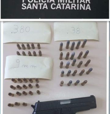 Homem é preso após policiais encontrarem munições e simulacro em Nova Trento