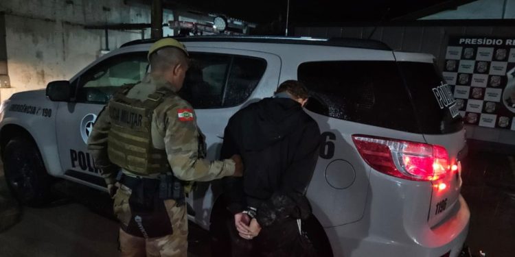 Operação da PM em Canelinha resulta na prisão de foragido por homicídio