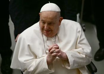 Papa Francisco apresenta melhora e já não tem insuficiência renal; boletim não menciona mais ‘estado crítico’