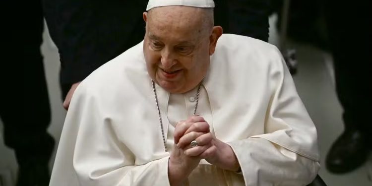 Papa Francisco apresenta melhora e já não tem insuficiência renal; boletim não menciona mais ‘estado crítico’