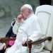 Papa enfrenta problema de saúde e Vaticano diz que situação é complexa