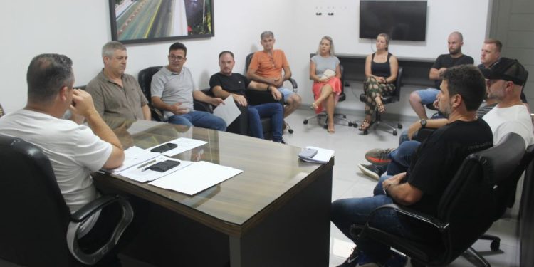 Prefeito Juliano Peixer ouve reivindicações de grupo de empresários de condomínio industrial no bairro Krequer