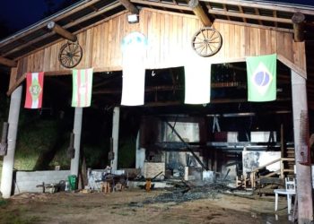 Bombeiro Militar combate incêndio em CTG no bairro Iterere Major Gercino