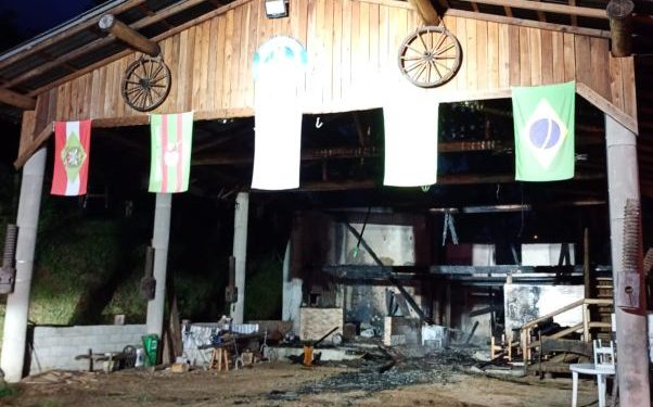 Bombeiro Militar combate incêndio em CTG no bairro Iterere Major Gercino