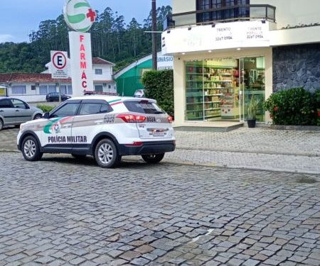 Homem assalta farmácia usando faca de cozinha em Nova Trento