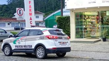 Homem assalta farmácia usando faca de cozinha em Nova Trento
