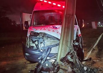 Ambulância sai da pista e colide com poste na SC 410 no bairro Joaia em Tijucas