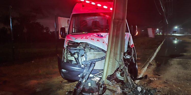 Ambulância sai da pista e colide com poste na SC 410 no bairro Joaia em Tijucas