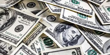 Dólar sobe e fecha a R$ 5,75, com atenção voltada para possíveis tarifas de Trump; Ibovespa cai