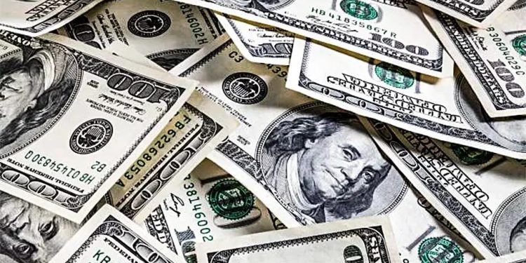 Dólar sobe e fecha a R$ 5,75, com atenção voltada para possíveis tarifas de Trump; Ibovespa cai